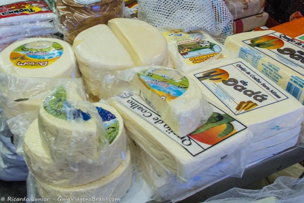 Imagem de vários tipos de queijo na Largo da Concórdia.